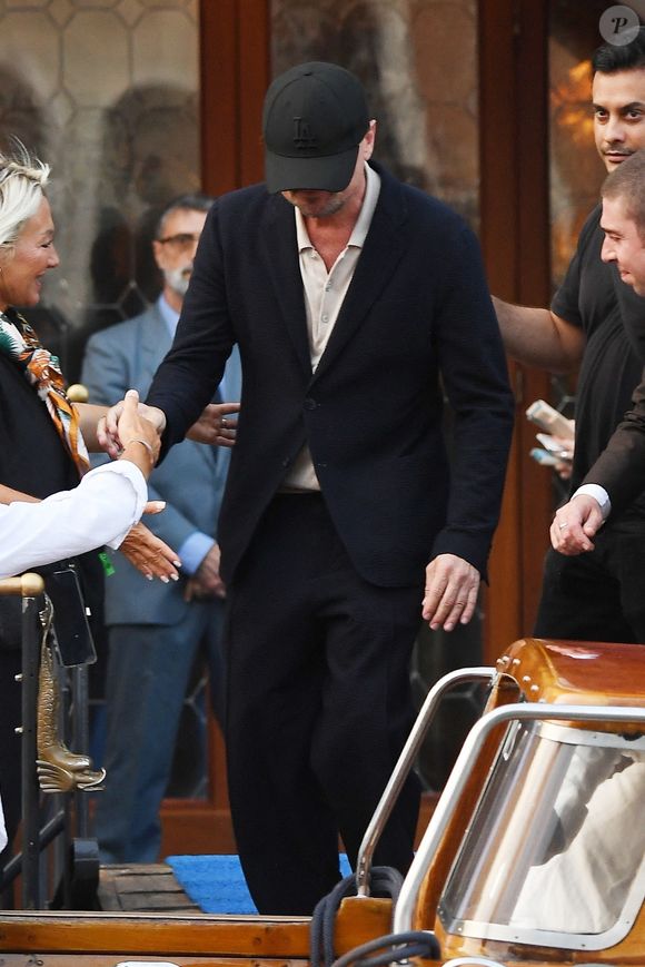 tandis que Leonardo a opté pour un sobre costume bleu marine.

Venise, Italie -  Leonardo DiCaprio arrive avec Vittoria Ceretti au mariage de Jeff Bezos le 26 juin 2025.


Photo : Backgrid UK/ Bestimage