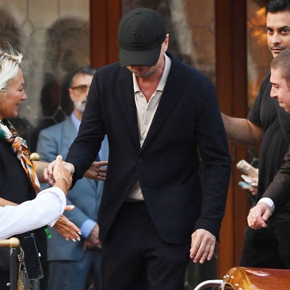 tandis que Leonardo a opté pour un sobre costume bleu marine.

Venise, Italie -  Leonardo DiCaprio arrive avec Vittoria Ceretti au mariage de Jeff Bezos le 26 juin 2025.


Photo : Backgrid UK/ Bestimage