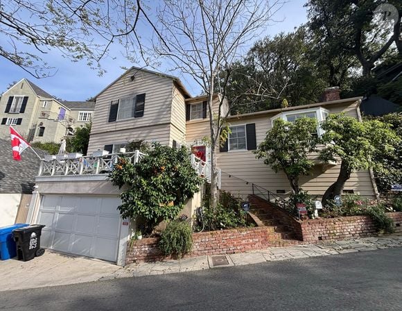 Les premiers éléments de l’enquête indiquent qu’il pourrait s’agir d’un suicide commis par Katherine Short à son domicile d'Hollywood Hills.

Le domicile de la fille adoptive de Martin Short, Katherine Short, le 24 février 2026, à Hollywood Hills (Los Angeles).

Backgrid USA / Bestimage