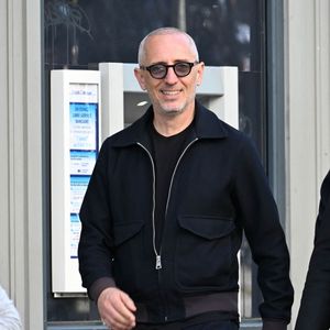 Toutefois, toujours curieux de nouvelles saveurs, l'humoriste a été aperçu à Paris dans une adresse discrète : "La Kave du fromage".

Gad Elmaleh et Redouane Bougheraba quittent ensemble les obsèques de Nadia fares à l'eglise de Montmartre, le 24 avril 2026. 

© Gedeon Taieb / Bestimage