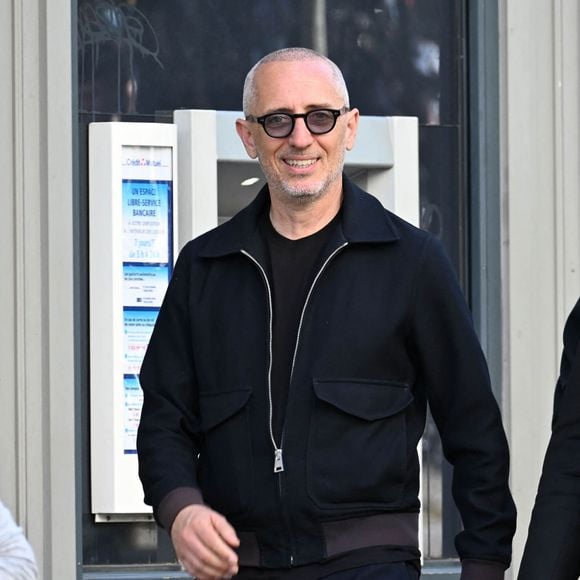 Toutefois, toujours curieux de nouvelles saveurs, l'humoriste a été aperçu à Paris dans une adresse discrète : "La Kave du fromage".

Gad Elmaleh et Redouane Bougheraba quittent ensemble les obsèques de Nadia fares à l'eglise de Montmartre, le 24 avril 2026. 

© Gedeon Taieb / Bestimage