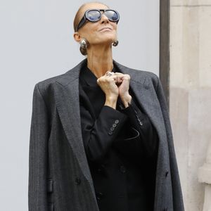 Céline Dion acclamée par ses fans à la sortie de l’hôtel Royal Monceau à Paris, le 16 septembre 2026. 

© Marc Ausset-Lacroix/Bestimage