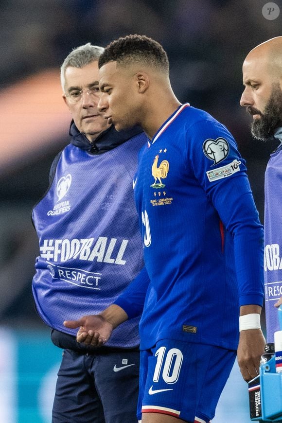 Kylian Mbappé (Blessé) lors du match de football de qualification pour la coupe du monde 2026 opposant la France à Azerbaïdjan (3-0) au Parc des Princes à Paris, France, le 10 àctobre 2025. © Cyril Moreau/Bestimage