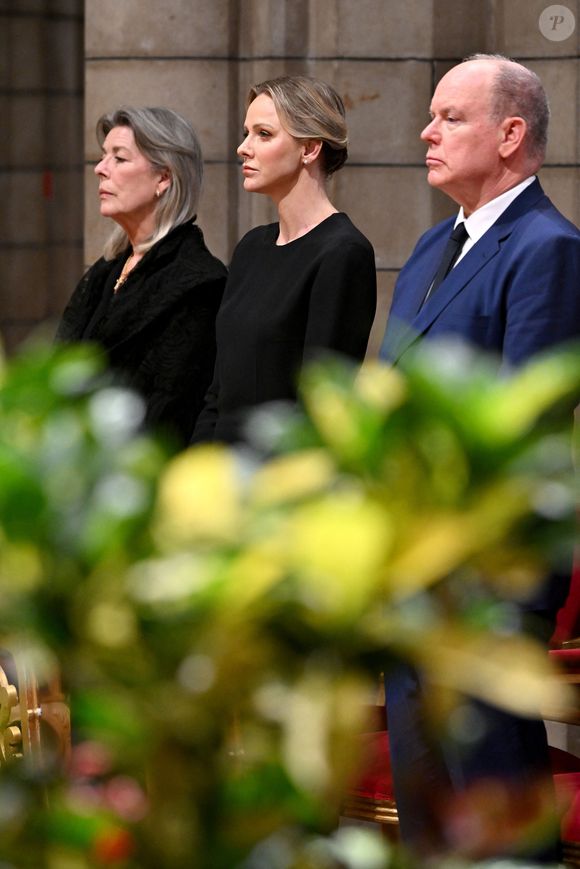 La cérémonie est suivie de trois jours de deuil national sur le Rocher.
La princesse Caroline de Hanovre, La princesse Charlène de Monaco, Le prince Albert II de Monaco - La famille princière monégasque a assisté à la messe pontificale en hommage au pape François, célébrée en la Cathédrale de Monaco par Monseigneur Dominique-Marie David, le 22 avril 2025.
© Bruno Bebert / Bestimage