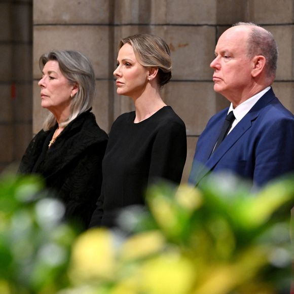 La cérémonie est suivie de trois jours de deuil national sur le Rocher.
La princesse Caroline de Hanovre, La princesse Charlène de Monaco, Le prince Albert II de Monaco - La famille princière monégasque a assisté à la messe pontificale en hommage au pape François, célébrée en la Cathédrale de Monaco par Monseigneur Dominique-Marie David, le 22 avril 2025.
© Bruno Bebert / Bestimage