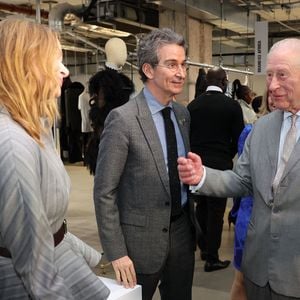 Le roi Charles III d'Angleterre, accompagné de Stella McCartney, visite une exposition célébrant l'innovation britannique durable lors de la Fashion Week à Londres, quelques heures après l'arrestation de son frère, A.Mountbatten-Windsor, le 19 février 2026.
PA Photo/ Bestimage