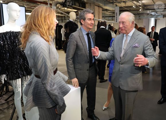 Le roi Charles III d'Angleterre, accompagné de Stella McCartney, visite une exposition célébrant l'innovation britannique durable lors de la Fashion Week à Londres, quelques heures après l'arrestation de son frère, A.Mountbatten-Windsor, le 19 février 2026.
PA Photo/ Bestimage