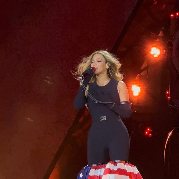 L'interprète de "Crazy in love" a même interprété ce tube indémodable avec son mari, venu la rejoindre, Jay-Z. 

Beyoncé lors de son Cowboy Carter Tour à Paris, Stade de France.
©Backgrid UK/ Bestimage