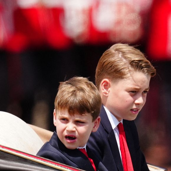Le prince Louis (à gauche) et le prince George rentrent au palais de Buckingham après la cérémonie du drapeau dans le centre de Londres, alors que le roi Charles III célèbre son anniversaire officiel. Date de la photo : samedi 14 juin 2025. ... Cérémonie de remise des couleurs ... 14-06-2025 ... Londres ... UK ... Le crédit photo doit être lu comme suit : Aaron Chown/PA Wire. Numéro de référence unique : 80648617 ... Le crédit photo doit être lu comme suit : Aaron Chown/PA Wire