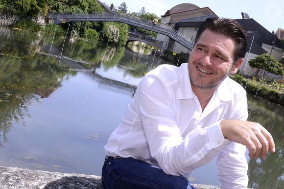 Exclusif - Julien Dassin lors de la 37ème édition du salon du livre de Cosne-Cours-sur-Loire, France, le 1er juin 2025. © Cédric Perrin/Bestimage
