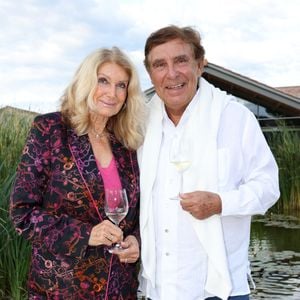 Exclusif - Jean-Pierre Foucault et sa femme Evelyne au Château Duhart-Milon à Pauillac en Gironde, le 11 juillet 2024. - Festival International du Film en Médoc " Les Vendanges du 7ème Art" à Pauillac. © Jean-Marc Lhomer/Bestimage