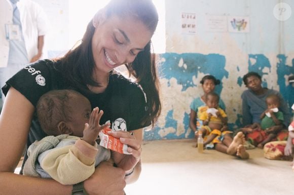 Tatiana Silva est en mission pour l'Unicef dans le sud de Madagascar en Avril 2023. Centre de santé de Sampiona, Vorila 8 mois, dans les bras de Tatiana prenant son traitement nutritif à base de pate d’arachides, le plumpy’nut jusqu’à ce qu’il récupère un poids normal pour son âge. © Arnaud Juherian / Unicef via Bestimage