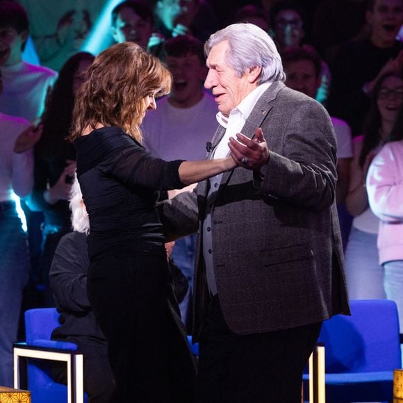 Exclusif - Faustine Bollaert, Jean-Pierre Castaldi lors de l'enregistrement de l'émission "La Boîte à secrets", présentée par F.Bollaert et diffusée le 9 janvier 2026 sur France 3, dans les studios du Lendit à Saint-Denis, France, le 2 décembre 2025. © Cyril Moreau/Bestimage