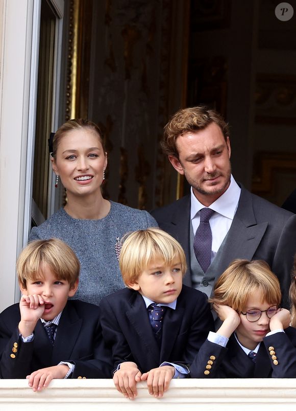 Pierre Casiraghi, Beatrice Borromeo, leurs fils Stefano et Francesco avec Maximilian - La famille princière de Monaco au balcon du palais, à l'occasion de la Fête Nationale de Monaco, le 19 novembre 2025. © Dominique Jacovides/Bestimage