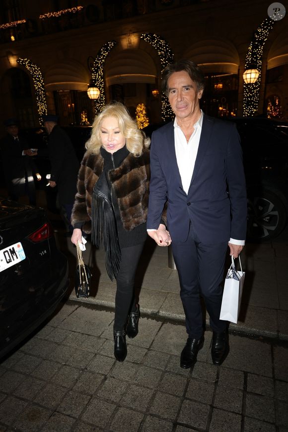 Paris, FRANCE - Jocelyn Wildenstein et Lloyd Klein posent devant nos caméras alors que le célèbre couple arrive pour dîner au chic Ritz Paris - 2024 - (Backgrid USA / Bestimage).