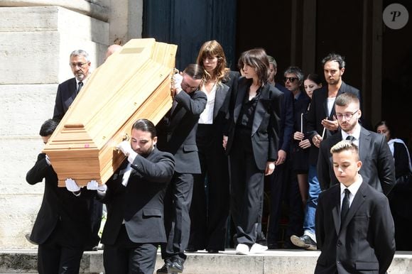 Lou Doillon, Charlotte Gainsbourg - Sorties des obsèques de Jane Birkin en l'église Saint-Roch à Paris. Le 24 juillet 2023
© Jacovides-KD Niko / Bestimage