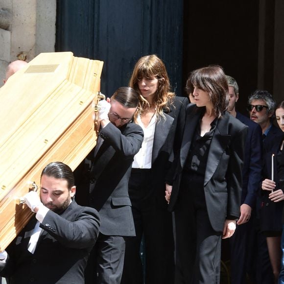 Lou Doillon, Charlotte Gainsbourg - Sorties des obsèques de Jane Birkin en l'église Saint-Roch à Paris. Le 24 juillet 2023
© Jacovides-KD Niko / Bestimage