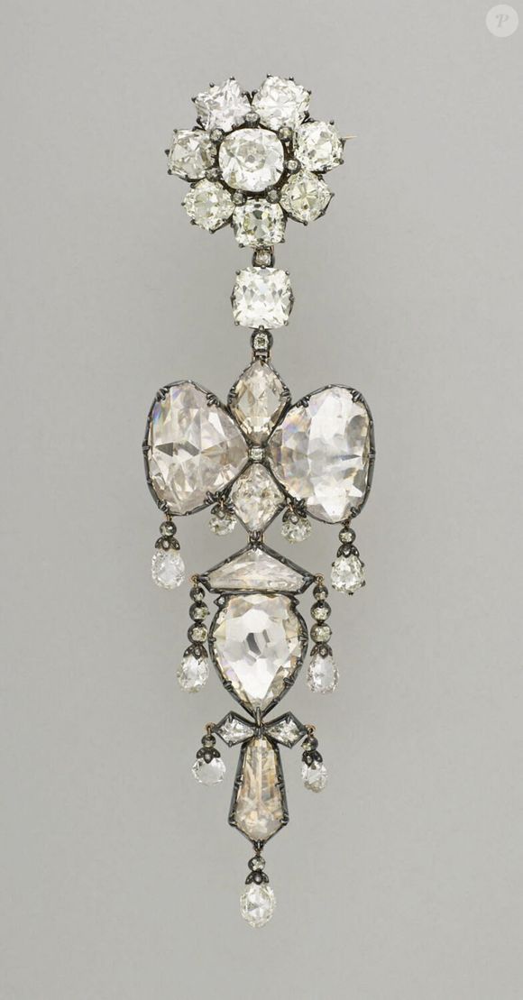 Broche dite broche reliquaire - Illustrations des bijoux volés au musée du Louvre lors d'un cambriolage le 19 octobre 2025.
© Musée du Louvre via Bestimage