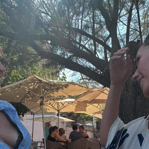 Ainsi que des moments privilégiés avec les siens.

Léa Salamé en vacances en Corse avec famille et amis.