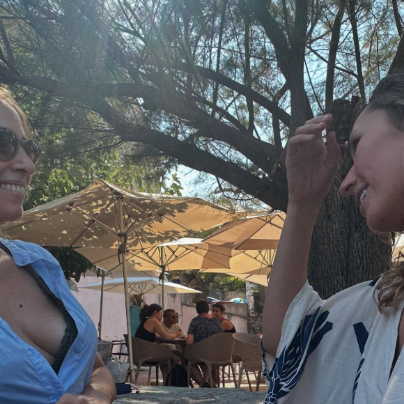 Ainsi que des moments privilégiés avec les siens.

Léa Salamé en vacances en Corse avec famille et amis.