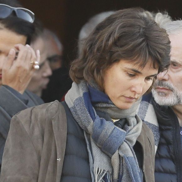 L'animatrice a eu un fils, Samy, diagnostiqué hémiplégique du côté gauche et autiste à l'âge d'un an.

Églantine Éméyé - Sorties des obsèques du journaliste, animateur de télévision et animateur de radio français Philippe Gildas en la salle de la Coupole au crématorium du cimetière du Père-Lachaise à Paris, France, le 5 novembre 2018.