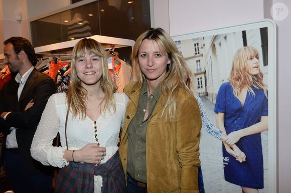 Sarah Lavoine et sa fille Yasmine - Vernissage du nouveau design éphémère de la boutique Comptoir Des Cotonniers de Saint-Sulpice à Paris, le 9 avril 2015. S.Lavoine, l'égérie Comptoir Des Cotonniers Printemps-Eté 2015, signe cette installation estivale avec un mobilier contemporain, des luminaires, tapis et paniers en paille... Et bien évidemment, le "bleu Sarah" sera partout, en parfaite harmonie avec la palette indigo de la collection Comptoir.

Photo : RACHID BELLAK / BESTIMAGE