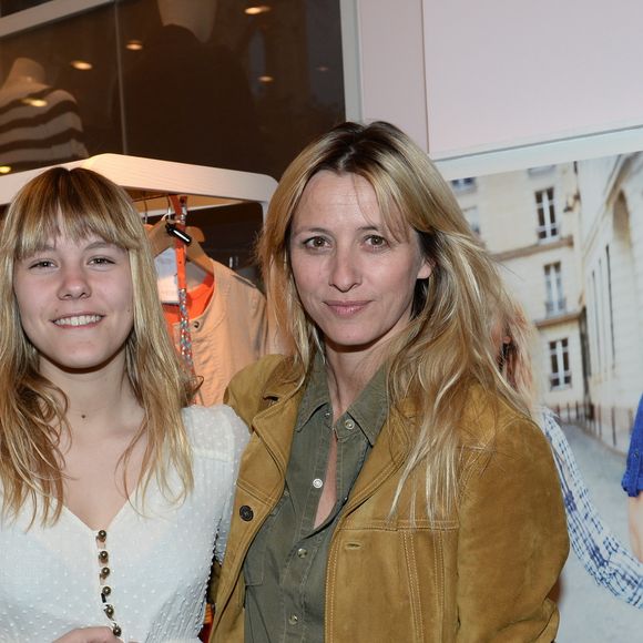 Sarah Lavoine et sa fille Yasmine - Vernissage du nouveau design éphémère de la boutique Comptoir Des Cotonniers de Saint-Sulpice à Paris, le 9 avril 2015. S.Lavoine, l'égérie Comptoir Des Cotonniers Printemps-Eté 2015, signe cette installation estivale avec un mobilier contemporain, des luminaires, tapis et paniers en paille... Et bien évidemment, le "bleu Sarah" sera partout, en parfaite harmonie avec la palette indigo de la collection Comptoir.

Photo : RACHID BELLAK / BESTIMAGE