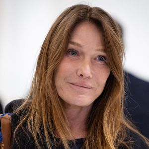 Carla Bruni a publié une vidéo sur Instagram où elle chante Let It Be pour Nicolas Sarkozy.

L'ancien président français Nicolas Sarkozy s'adresse à la presse, entouré de son épouse Carla Bruni, après le verdict de son procès pour financement illégal de sa campagne par la Libye lors de son élection à la présidence en 2007, au tribunal de Paris, à Paris.  Photo par Raphael Lafargue/ABACAPRESS.COM