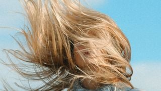 Fini les cheveux cassants et la chute capillaire de l’automne ? J’ai testé les compléments alimentaires, voici ce que j’ai observé