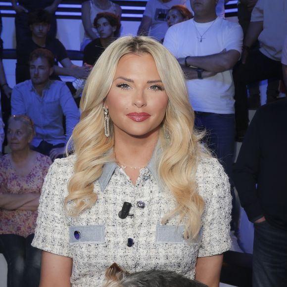 Exclusif - Kelly Vedovelli sur le plateau de l’émission « TPMP » présentée par C.Hanouna et diffusée en direct sur C8, Paris, France, le 27mai 2024. © Jack Tribeca / Bestimage
