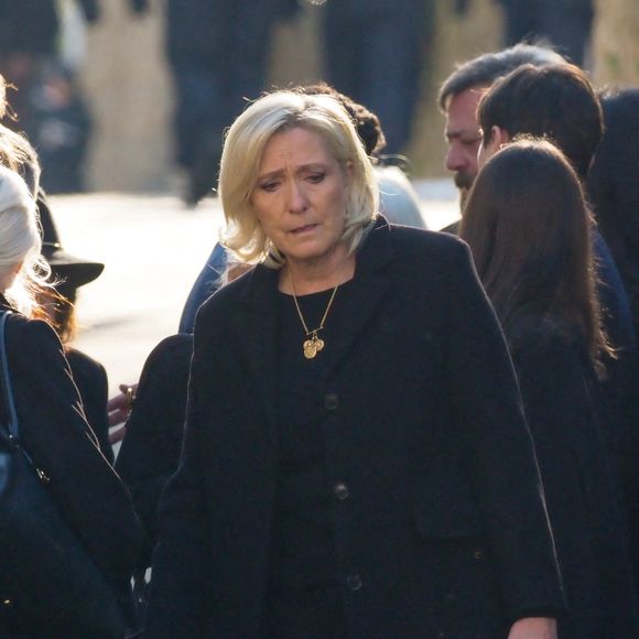Marine Le Pen, sa soeur Marie-Caroline, Mathilde Chauffroy (fille de Marine Le Pen) et son mari Matthieu Parent, Nolwenn Olivier (fille de Marie-Caroline), Pierrette Le Pen et son petit-fils et les autres membres du clan Le Pen - Départ de la maison familiale des Le Pen pour se rendre en l'église Saint-Joseph où ont lieu les obsèques de Jean-Marie Le Pen à la Trinité-sur-Mer le 11 janvier 2025.
© Guillaume Collet / Dominique Jacovides / Bestimage