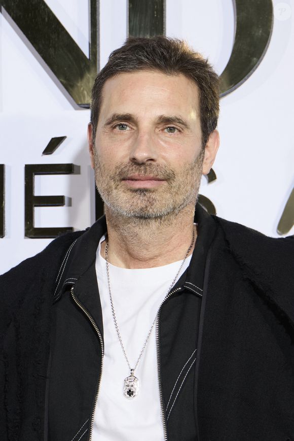 Richard Orlinski - Première édition des Trophées Madame – Le Grand Dîner dans le cadre prestigieux de l'hôtel Peninsula à Paris le 6 mars 2025. Cet événement d’exception a réuni des figures influentes du monde de la culture, du sport, du luxe et de l’entrepreneuriat, venues célébrer les femmes qui façonnent et inspirent notre époque.
Placée sous le signe de l’excellence, de l’innovation et de l’audace, cette soirée a mis à l’honneur des personnalités féminines remarquables, sélectionnées pour leur impact et leur engagement dans leur domaine respectif.
Le trophée exclusif des « Trophées Madame » a été conçu par l’artiste de street art Leloluce, incarnant la force et la résilience des femmes d’aujourd’hui.
Les lauréates ont été choisies par un comité d’expertes influentes, issues du mouvement Women With Impact et reconnues pour leur discernement et leur engagement en faveur de la promotion des femmes. © Cyril Moreau/Bestimage