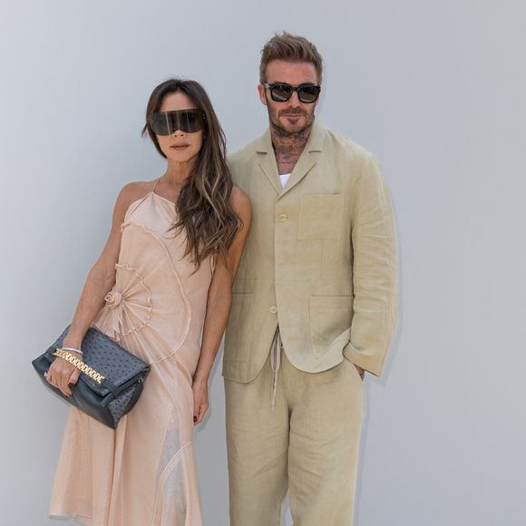 Le conflit familial a été exposé publiquement sur les réseaux sociaux.

Victoria Beckham et son mari David Beckham au photocall du défilé Jacquemus collection "Le chouchou" automne-hiver 2023/2024, même si la marque est désormais déconnectée du traditionnel calendrier de la mode et livre des collections qui ne sont plus liées aux saisons, au château de Versailles, France, le 26 juin 2023. © Olivier Borde/Bestimage