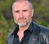 Alexandre Brasseur explique avoir dû quitter la mère de ses enfants brusquement à l'époque, bousculé par un besoin de vérité et de nouveaux horizons.

Exclusif - Alexandre Brasseur lors de la soirée de clôture de la troisième édition des Théâtrales d'Eze à l'oppidum du Col d'Eze, le 5 août 2025. 

© Bruno Bebert / Bestimage