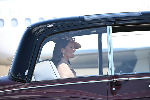 Le prince William, prince de Galles, et Catherine (Kate) Middleton, princesse de Galles, accueillent le couple présidentiel français le président Emmanuel Macron et sa femme la Première Dame Brigitte Macron à l'aéroport Station RAF de Northolt, à Ruislip, Royaume Uni, le 8 juillet 2025. À l'invitation de Leurs Majestés le roi et la reined'Angleterre, le président français et Madame la Première effectueront une visite d'État au Royaume-Uni du 8 au 10 juillet 2025. © Jeanne Accorsini/Pool/Bestimage