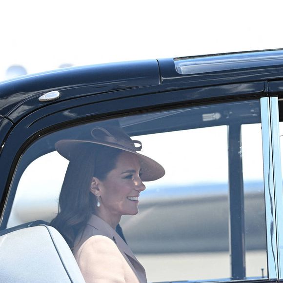 Le prince William, prince de Galles, et Catherine (Kate) Middleton, princesse de Galles, accueillent le couple présidentiel français le président Emmanuel Macron et sa femme la Première Dame Brigitte Macron à l'aéroport Station RAF de Northolt, à Ruislip, Royaume Uni, le 8 juillet 2025. À l'invitation de Leurs Majestés le roi et la reined'Angleterre, le président français et Madame la Première effectueront une visite d'État au Royaume-Uni du 8 au 10 juillet 2025. © Jeanne Accorsini/Pool/Bestimage