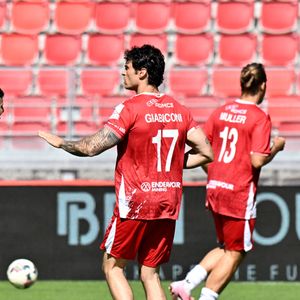 Baptiste Giabiconi lors du match de football caritatif au stade Louis II de Monaco opposant les Barbagiuans aux pilotes de l'équipe Nazionale Piloti dans le cadre de la "Racing Stars Football Cup" le 3 juin 2026.
Depuis 35 ans, des pilotes automobiles participent chaque année à un match de football caritatif organisé à Monaco. Ce " match des pilotes " a accueilli tous les plus grands de la Formule 1, y compris Michael Schumacher. En 2025, une nouvelle mouture a vu le jour, la Racing Stars Football Cup, sous la houlette de Louis Ducruet, le fils de la princesse Stéphanie. Ce 3 juin 2026, avait lieu la deuxième édition de l'événement caritatif, organisé au profit de deux associations.
Les fonds récoltés lors de l'événement seront reversés à deux associations. La première est " Mercy Ships ", qui déploie des navires-hôpitaux afin d'offrir des soins chirurgicaux gratuits en Afrique. La seconde association est " Les Soins de l'espoir ", qui est engagée auprès d'enfants et d'adultes défavorisés en Asie du Sud-Est, notamment au Vietnam.
Les Barbagiuans ont remporté le match 6 - 2

© Bruno Bebert / Bestimage