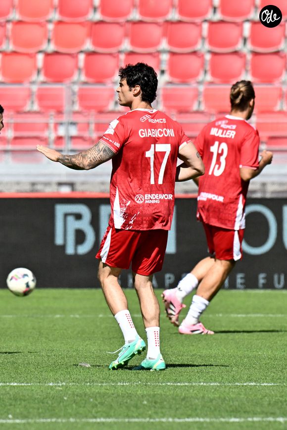 Baptiste Giabiconi lors du match de football caritatif au stade Louis II de Monaco opposant les Barbagiuans aux pilotes de l'équipe Nazionale Piloti dans le cadre de la "Racing Stars Football Cup" le 3 juin 2026.
Depuis 35 ans, des pilotes automobiles participent chaque année à un match de football caritatif organisé à Monaco. Ce " match des pilotes " a accueilli tous les plus grands de la Formule 1, y compris Michael Schumacher. En 2025, une nouvelle mouture a vu le jour, la Racing Stars Football Cup, sous la houlette de Louis Ducruet, le fils de la princesse Stéphanie. Ce 3 juin 2026, avait lieu la deuxième édition de l'événement caritatif, organisé au profit de deux associations.
Les fonds récoltés lors de l'événement seront reversés à deux associations. La première est " Mercy Ships ", qui déploie des navires-hôpitaux afin d'offrir des soins chirurgicaux gratuits en Afrique. La seconde association est " Les Soins de l'espoir ", qui est engagée auprès d'enfants et d'adultes défavorisés en Asie du Sud-Est, notamment au Vietnam.
Les Barbagiuans ont remporté le match 6 - 2

© Bruno Bebert / Bestimage