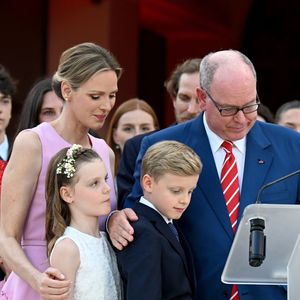 Le prince Albert II de Monaco, la princesse Charlene et leurs enfants, le prince héréditaire Jacques et la princesse Gabriella - Célébration des 20 ans de règne du prince souverain Albert II de Monaco sur la place du Palais à Monaco, le 19 juillet 2025. © Bruno Bebert/Bestimage