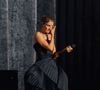 Alors que toutes les dates de sa résidence affichent complet, Céline Dion s’est présentée aux spectateurs de la Plénitude Arena dans une robe sur mesure de Dior du plus bel effet. Un look magistral pour un moment tant attendu par les fans, inquiets de ne plus jamais pouvoir revoir la chanteuse sur scène.

Celine Dion, tenue et bijoux Boucheron, lors de son premier concert à la Plénitude Arena à Paris La Défense le 12 septembre 2026. © Agence / Bestimage
