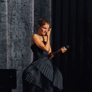 Alors que toutes les dates de sa résidence affichent complet, Céline Dion s’est présentée aux spectateurs de la Plénitude Arena dans une robe sur mesure de Dior du plus bel effet. Un look magistral pour un moment tant attendu par les fans, inquiets de ne plus jamais pouvoir revoir la chanteuse sur scène.

Celine Dion, tenue et bijoux Boucheron, lors de son premier concert à la Plénitude Arena à Paris La Défense le 12 septembre 2026. © Agence / Bestimage