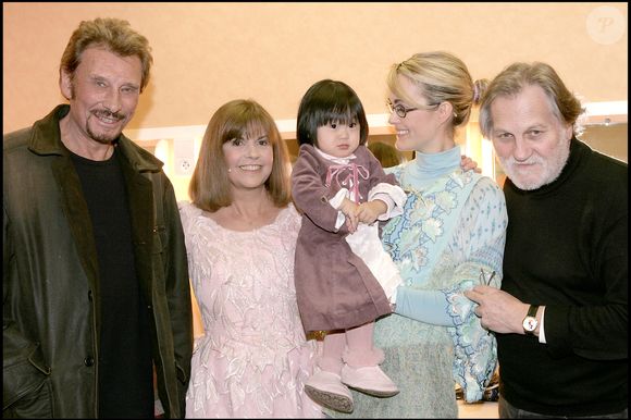 EXCLUSIF - JOHNNY ET LAETICIA HALLYDAY EMMENENT LEUR FILLE JADE VOIR LE SPECTACLE DE CHANTAL GOYA QUI SIGNE SON GRAND RETOUR SUR LA SCENE DU PALAIS DES CONGRES.EN PRESENCE DE JEAN JACQUES DEBOUT