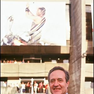 Jean Tiberi devant le Parc des Princes, lors du concert de Johnny Hallyday, en 1993. BERTRAND RINDOFF PETROFF / BESTIMAGE