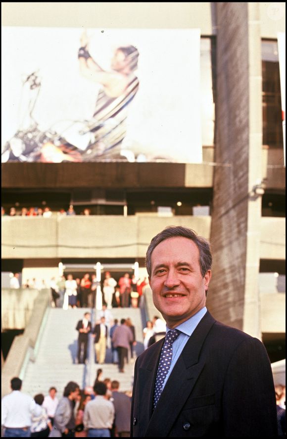 Jean Tiberi devant le Parc des Princes, lors du concert de Johnny Hallyday, en 1993. BERTRAND RINDOFF PETROFF / BESTIMAGE