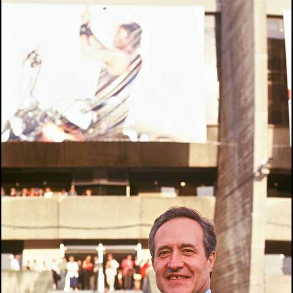 Jean Tiberi devant le Parc des Princes, lors du concert de Johnny Hallyday, en 1993. BERTRAND RINDOFF PETROFF / BESTIMAGE