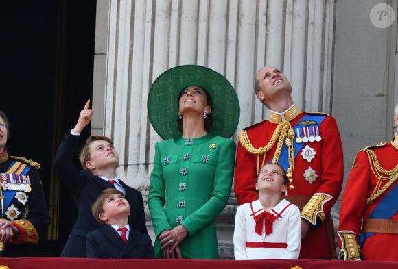 Le prince George, le prince Louis, la princesse Charlotte, Kate Catherine Middleton, princesse de Galles, le prince William de Galles - La famille royale d'Angleterre sur le balcon du palais de Buckingham lors du défilé "Trooping the Colour" à Londres. Le 17 juin 2023. (AGENCE / BESTIMAGE).