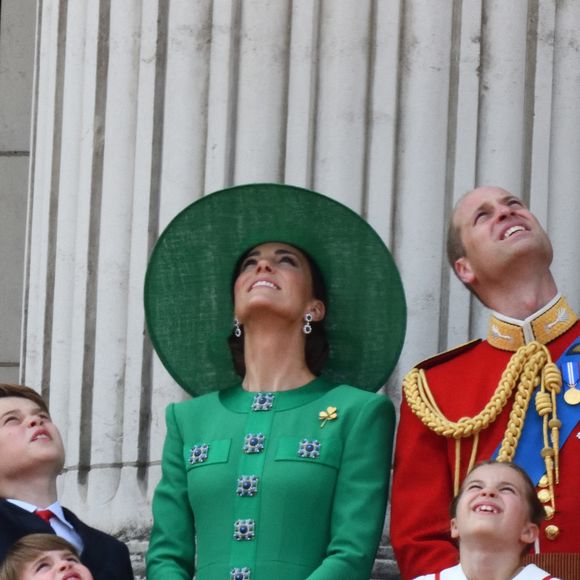 Le prince George, le prince Louis, la princesse Charlotte, Kate Catherine Middleton, princesse de Galles, le prince William de Galles - La famille royale d'Angleterre sur le balcon du palais de Buckingham lors du défilé "Trooping the Colour" à Londres. Le 17 juin 2023. (AGENCE / BESTIMAGE).