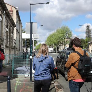 Semi-exclusif - Hélène, la soeur de Pierre Palmade, ramène de prison les affaires de son frère - Pierre Palmade est sorti de la prison de Bordeaux, il purgera sa peine sous bracelet électronique à son domicile. Le 16 avril 2025
L'humoriste, à qui un aménagement de peine a été accordé pour purger sa condamnation après un grave accident de la route en Seine-et-Marne, a quitté ce mercredi matin la prison de Gradignan, près de Bordeaux.
L'humoriste de 57 ans est sorti ce mercredi matin du centre pénitentiaire de Bordeaux Gradignan, où il était incarcéré depuis quatre mois. Sa sœur Hélène est venue le chercher en voiture à la sortie de l'établissement. Mardi, il a obtenu l'aménagement de sa peine de deux ans de prison ferme, prononcée en novembre 2024 par le tribunal de Melun pour avoir provoqué un grave accident routier sous stupéfiants en Seine-et-Marne, en février 2023.