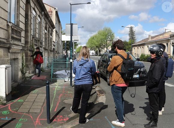 Semi-exclusif - Hélène, la soeur de Pierre Palmade, ramène de prison les affaires de son frère - Pierre Palmade est sorti de la prison de Bordeaux, il purgera sa peine sous bracelet électronique à son domicile. Le 16 avril 2025
L'humoriste, à qui un aménagement de peine a été accordé pour purger sa condamnation après un grave accident de la route en Seine-et-Marne, a quitté ce mercredi matin la prison de Gradignan, près de Bordeaux.
L'humoriste de 57 ans est sorti ce mercredi matin du centre pénitentiaire de Bordeaux Gradignan, où il était incarcéré depuis quatre mois. Sa sœur Hélène est venue le chercher en voiture à la sortie de l'établissement. Mardi, il a obtenu l'aménagement de sa peine de deux ans de prison ferme, prononcée en novembre 2024 par le tribunal de Melun pour avoir provoqué un grave accident routier sous stupéfiants en Seine-et-Marne, en février 2023.