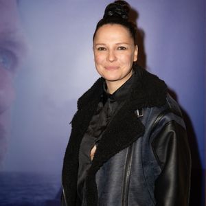 Son coup de coeur ? Anne Sila, qu'il a coachée en 2015 et 2021.

Anne Sila lors de l'avant-première de la série "Un Outsider sur le Vendée Globe" au cinéma Max Linder à Paris le 25 novembre 2025.

© Julien Sarkissian/Bestimage